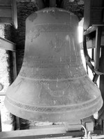 ... - La grande campana di Introd, risalente al 1631 e rifusa nel 1935 (foto: Daniel Fusinaz)