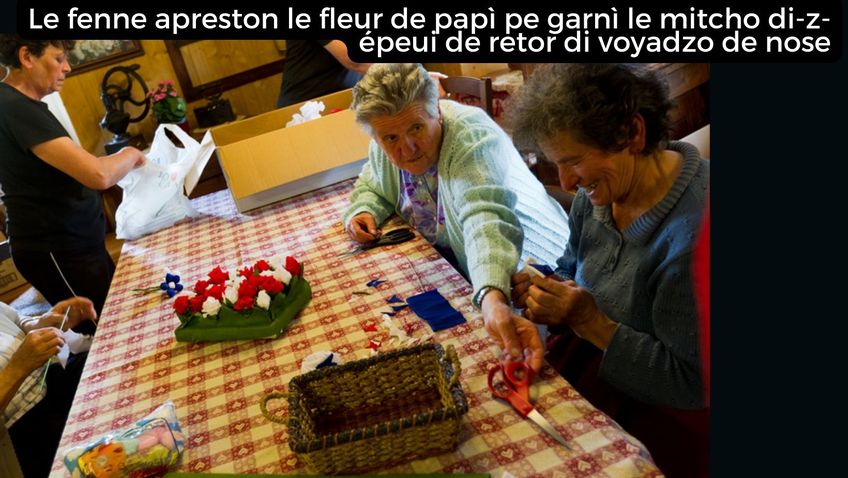 Le donne confezionano i fiori di carta per ornare l’abitazione degli sposi di ritorno dal viaggio di nozze