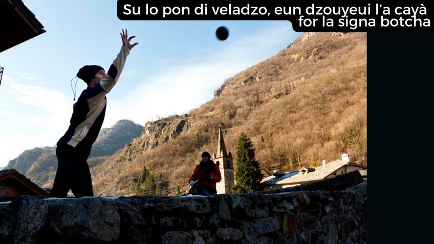 Sur le pont du village, un joueur a lancé très fort sa boule